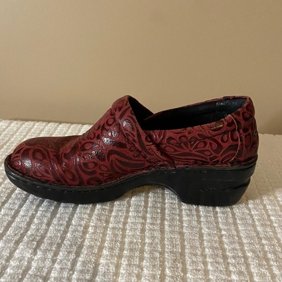 BOC Born Concepts Red “Peggy Paisley” Slip On Clogs - Picture 10 of 10